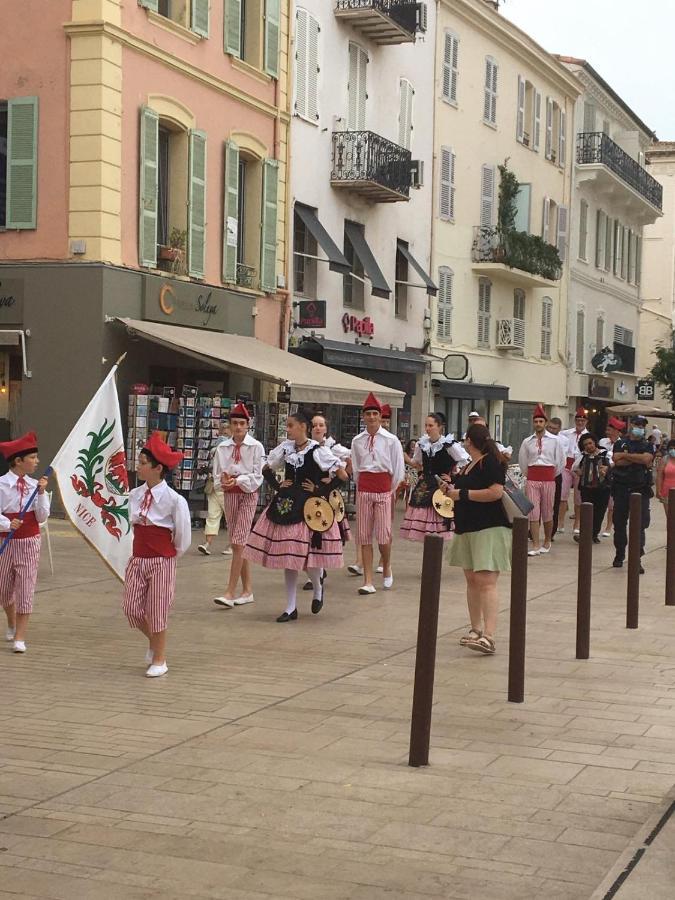 Lisa V Apart Cannes Luaran gambar